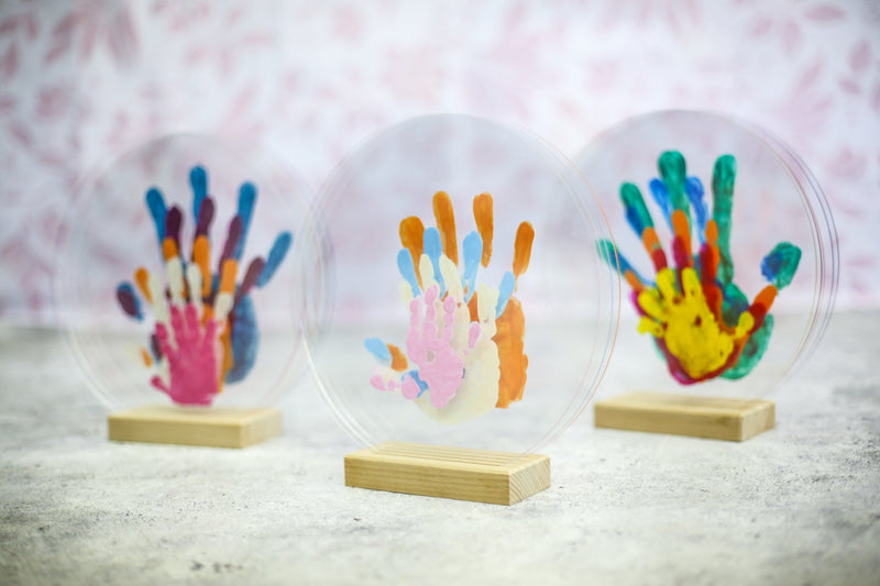 Représentation de 3 kits d'empreintes de mains de trois couleurs, nacré, peps et pastel de marque louyou