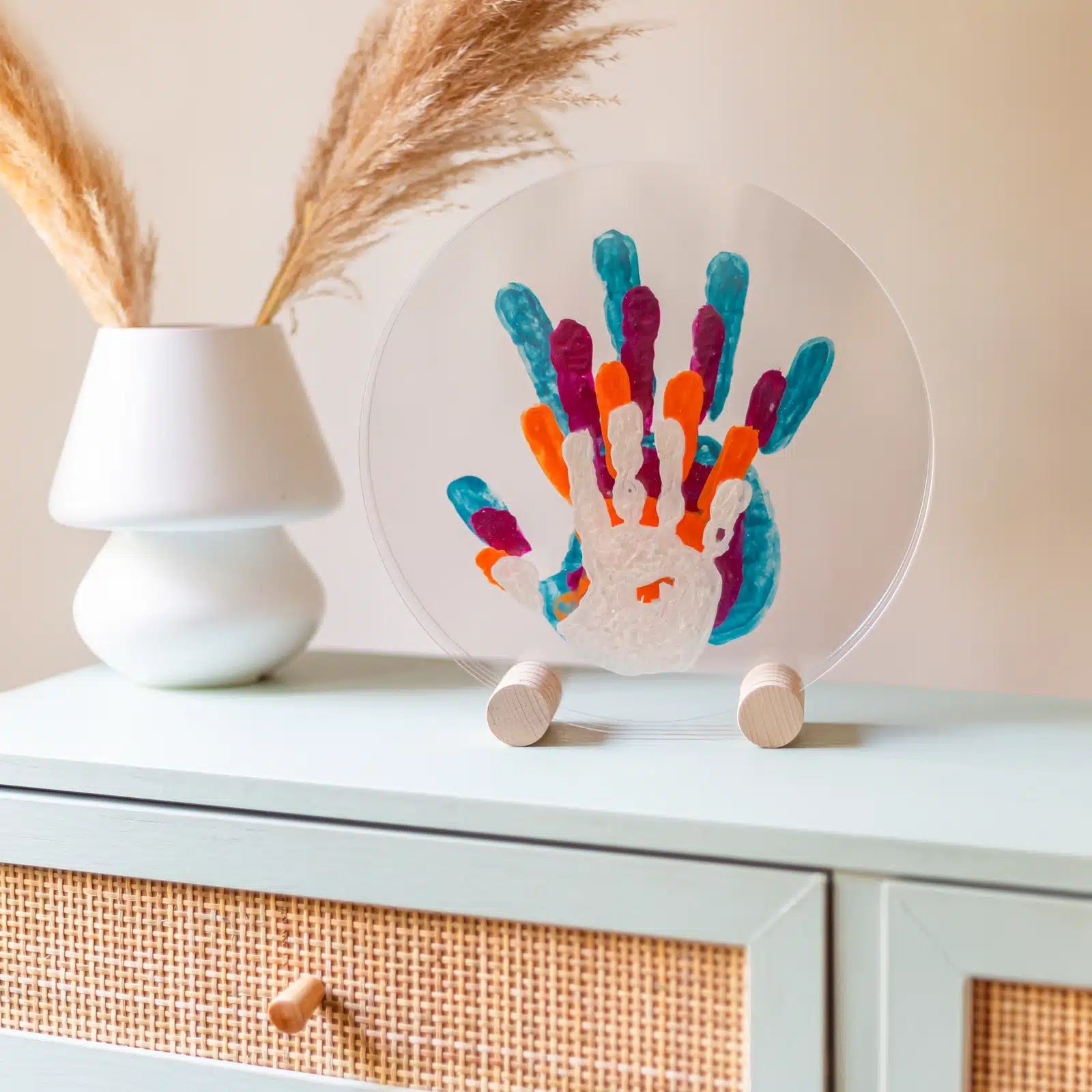 LouYou-nacre-empreintes-mains-4-personnes-bois-rond-Ambiance