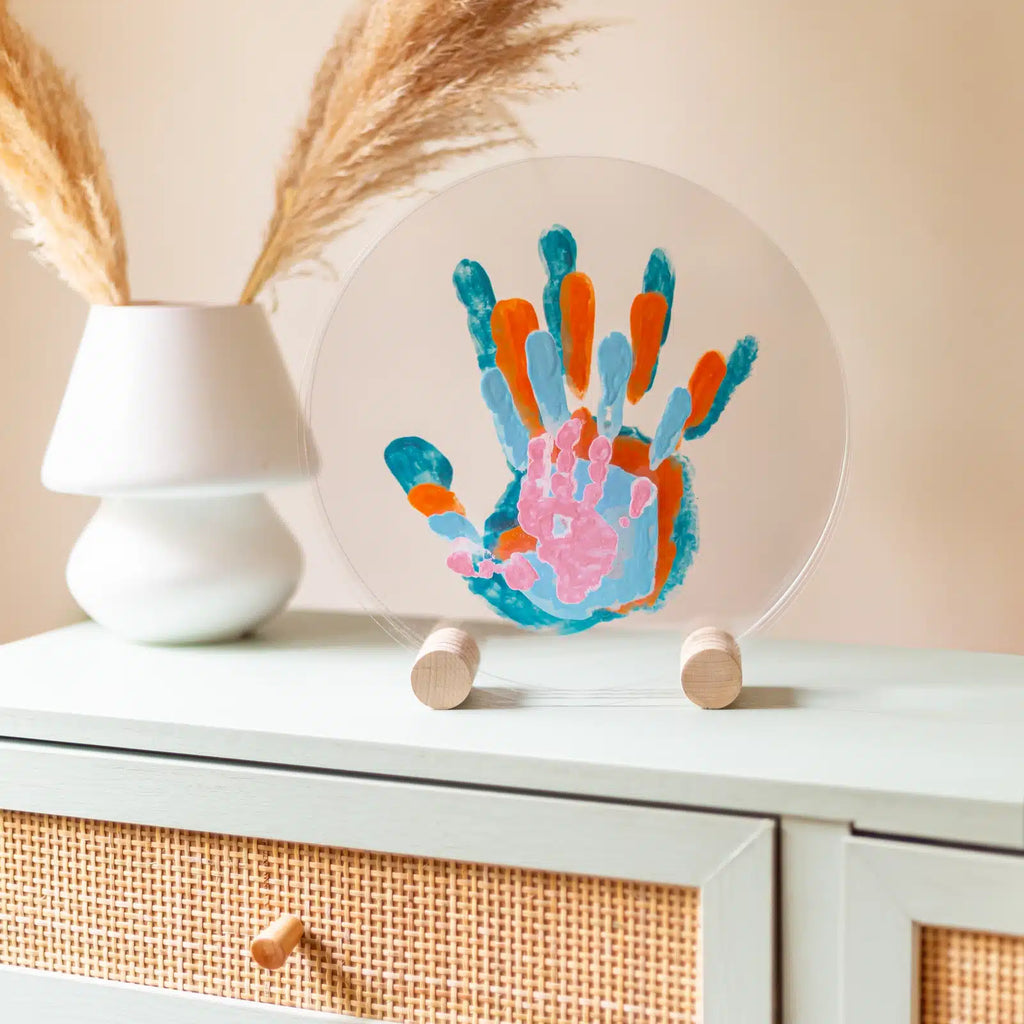 LouYou-pastel-empreintes-mains-4-personnes-bois-rond-Ambiance