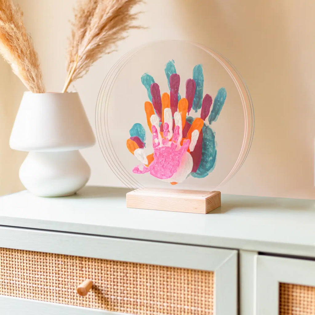 LouYou-nacre-empreintes-mains-5-personnes-bois-rectangle-Ambiance