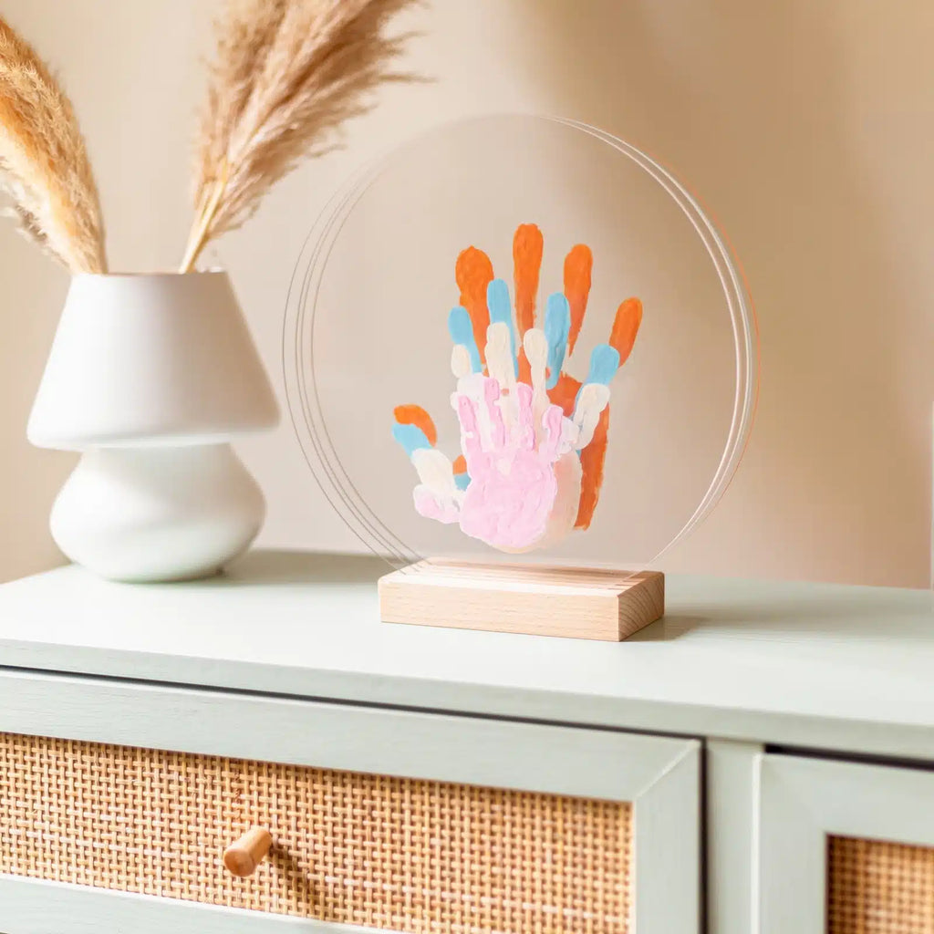 LouYou-pastel-empreintes-plexiglas-famille-4-support-rectangle-Ambiance