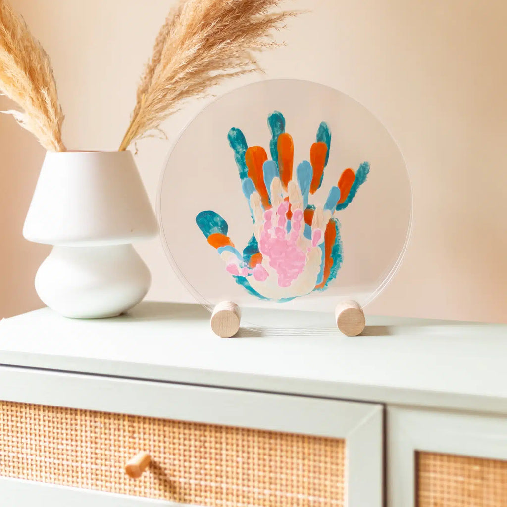 LouYou-pastel-empreintes-mains-5-personnes-bois-rond-Ambiance