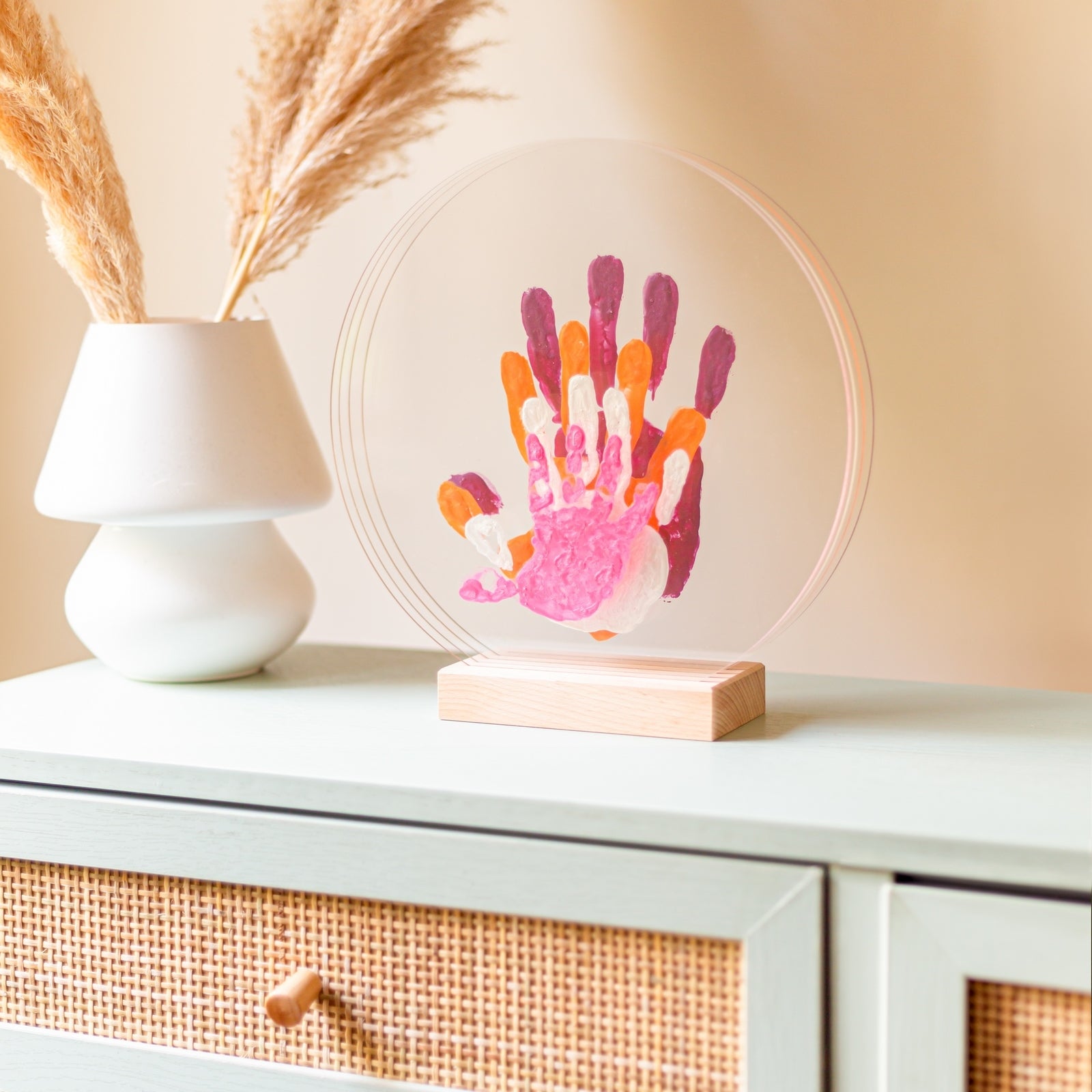 Kit d'empreintes de mains pour 4 personnes couleur nacre avec support bois de hêtre, disque de plexiglas rond de Ø26cm transparents. Photo mise en situation