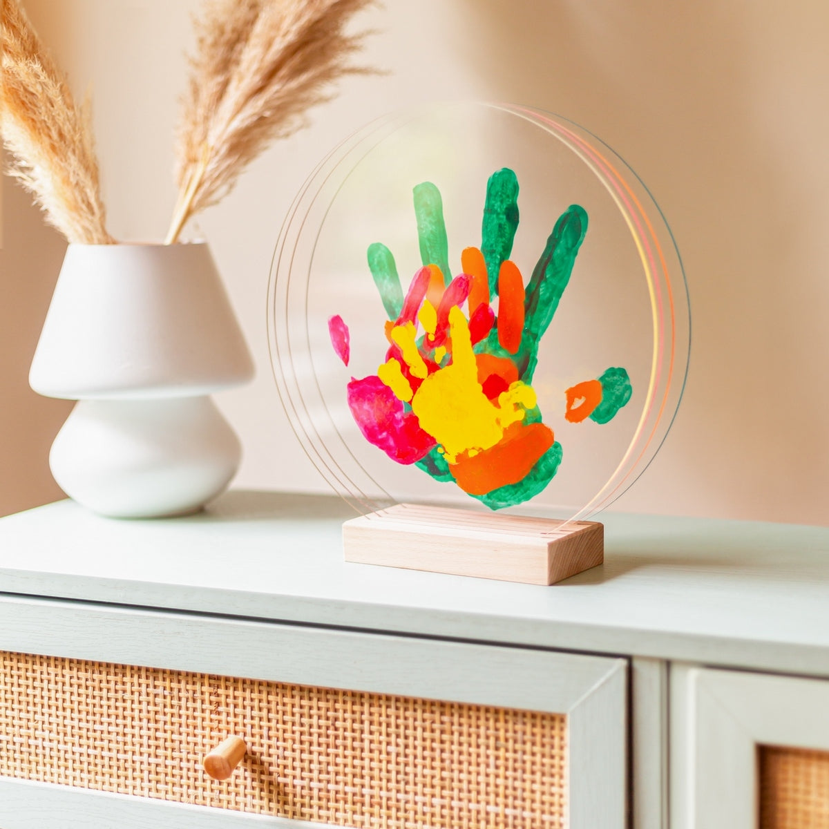 Kit d'empreintes de mains pour 4 personnes couleur peps avec support bois de hêtre, disque de plexiglas rond de Ø26cm transparents.