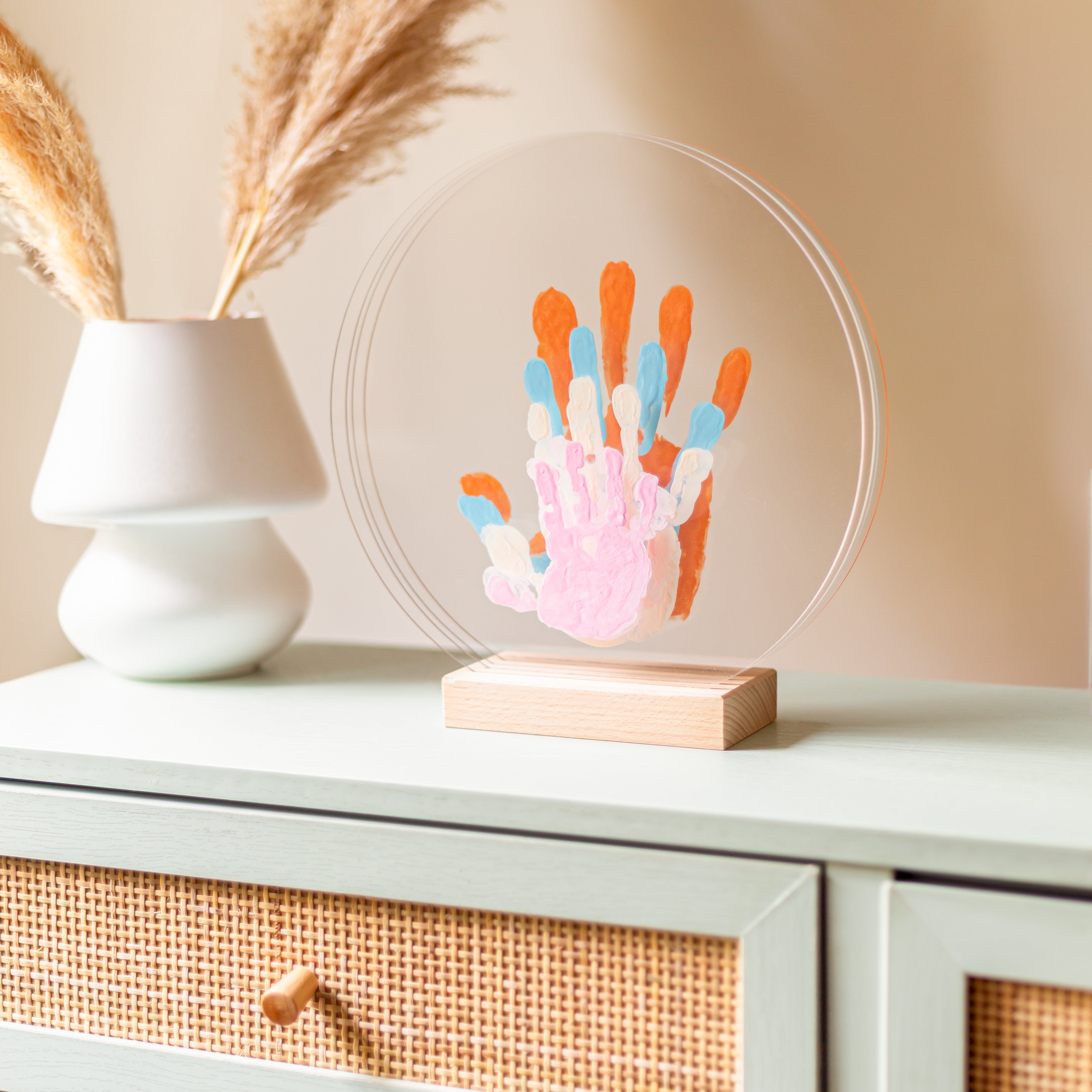 Kit d'empreintes de mains pour 4 personnes couleur pastel avec support bois de hêtre, disque de plexiglas rond de Ø26cm transparents.